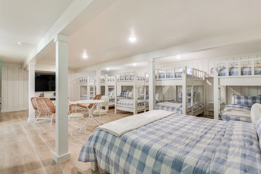 Walk to Lake Texoma: Kingston Retreat w/ Deck!