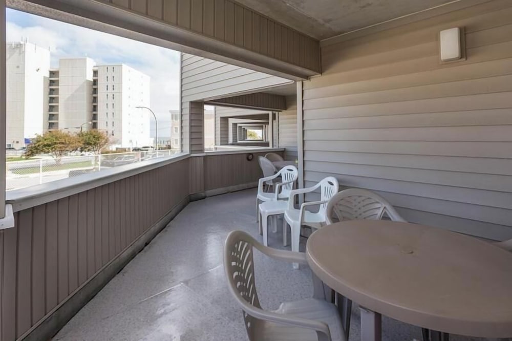 Mariners Court 104