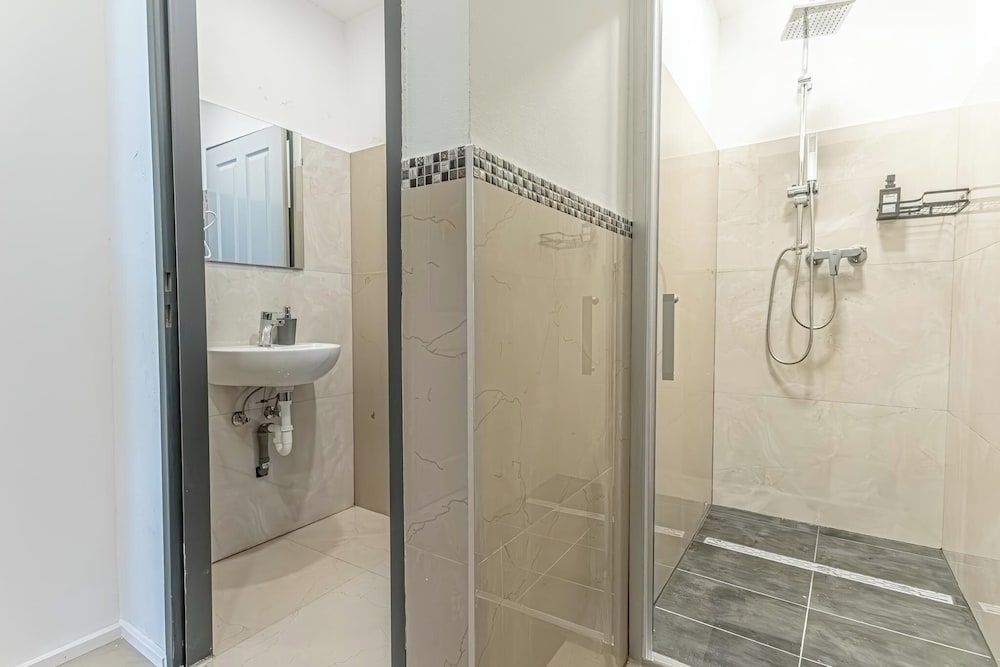 4BR Apartment for Groups Near Stadthalle