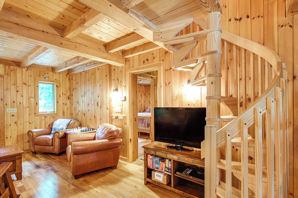 8 Mi to Okemo Mountain Resort: Mtn-view Retreat!