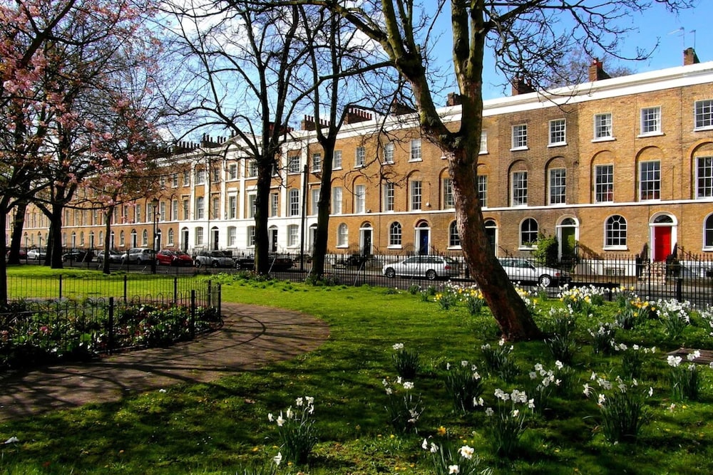 Chic Victorian Flat in Private Estate - Mile End!