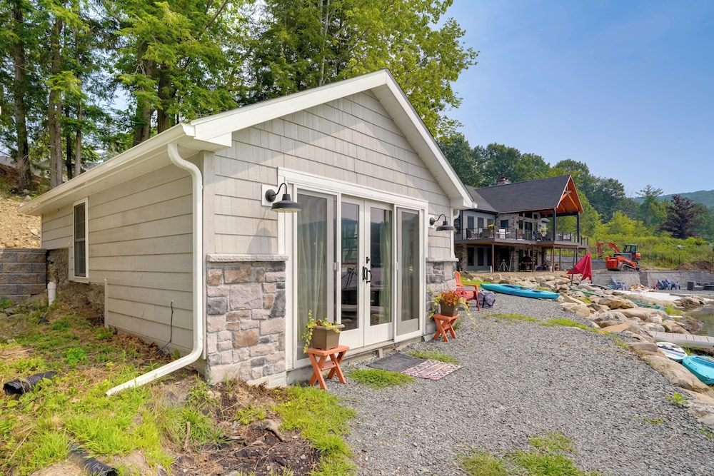 Dock & Lake Access: Studio 14 Mi to Dtwn Albany!