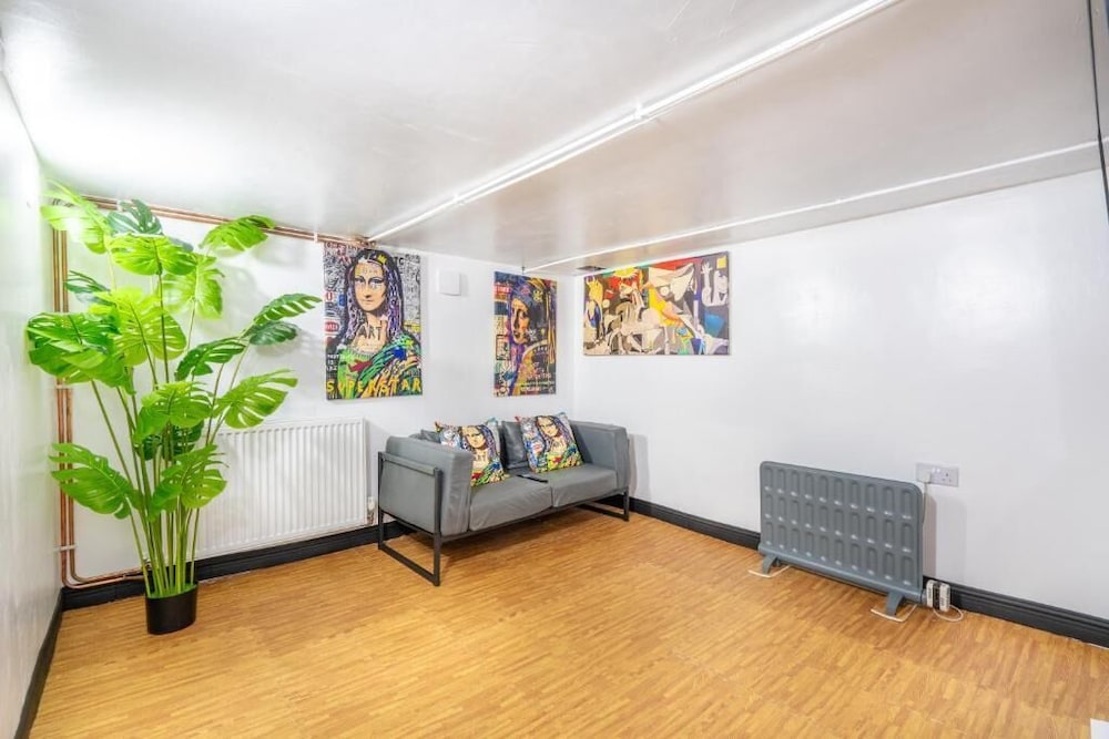 Sheffield 4 Bed Home by Broomhill Village