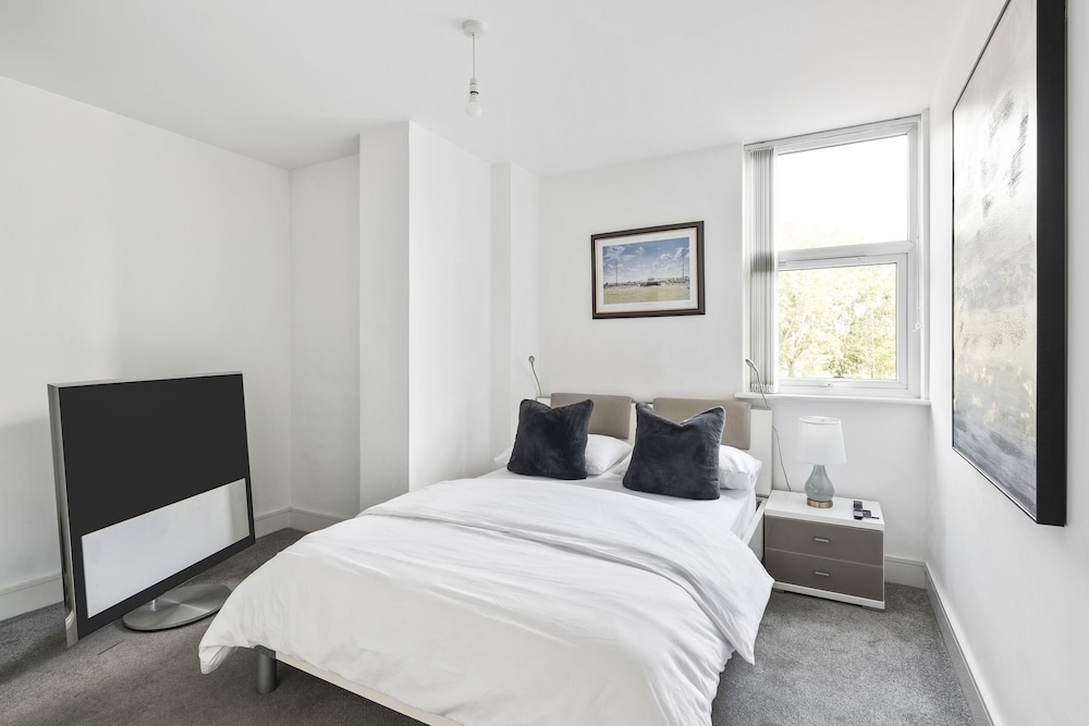 Luxurious 2 Bedroom Apartment With Free Parking