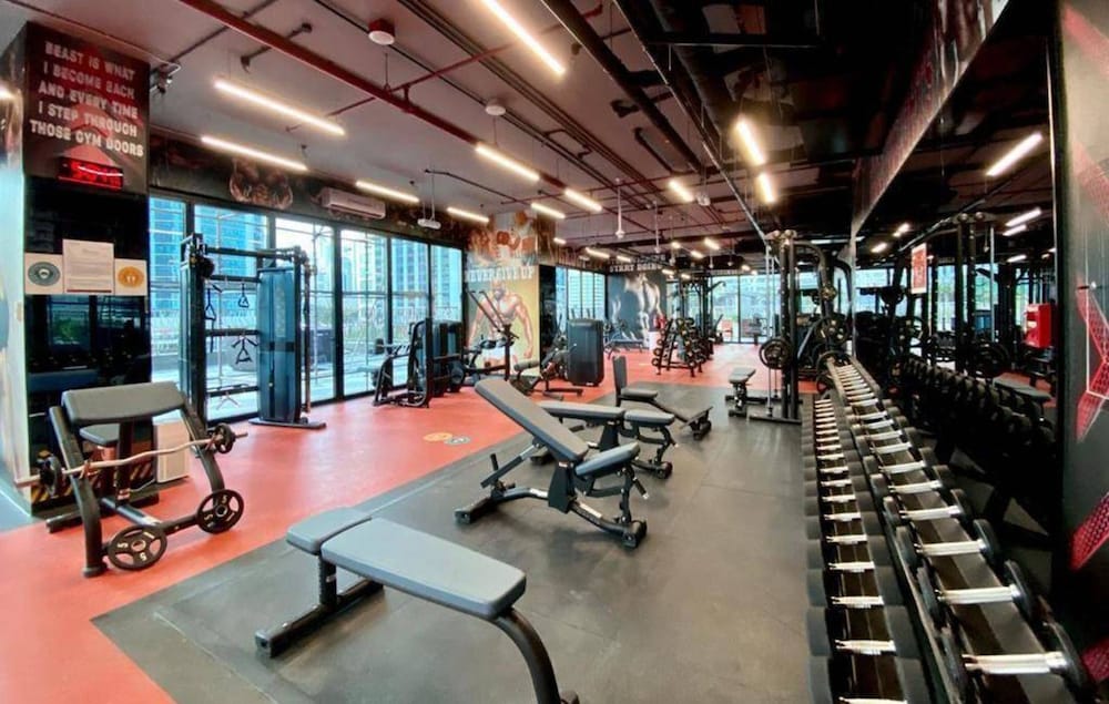 Modern Living w Premium Amenities Close to Marina