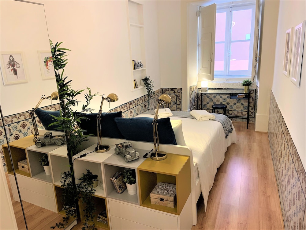 Beautiful flat with balcony & Great location view 3