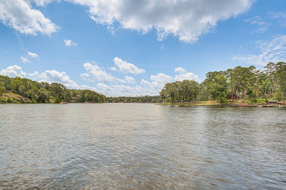 Lake Hamilton Views: Hot Springs Family Home!