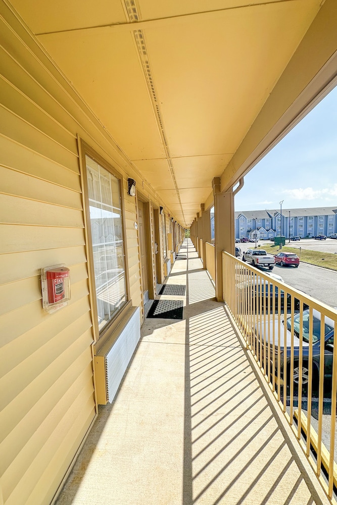 Bonita Lakes Inn by Capital O Meridian I20 view 4