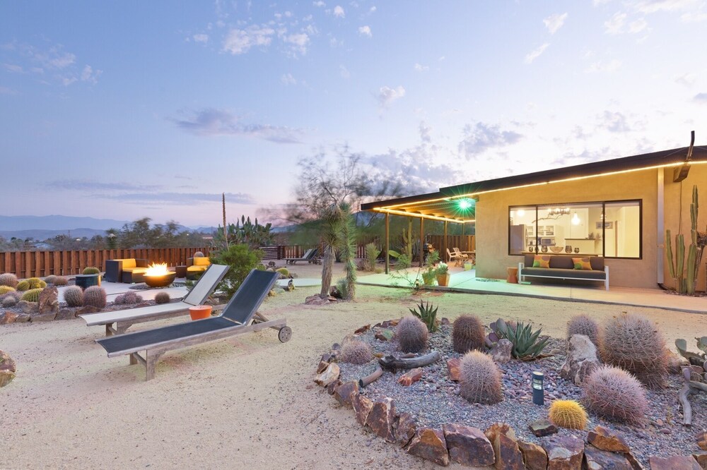 Sukha Life Hideaway - Hot Tub, Fire Pit, Privacy & Endless Views 1 Bedroom Home by RedAwning