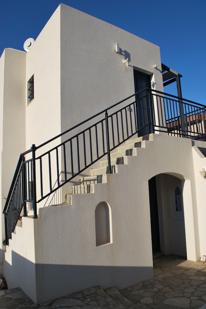 Okirroi Villas