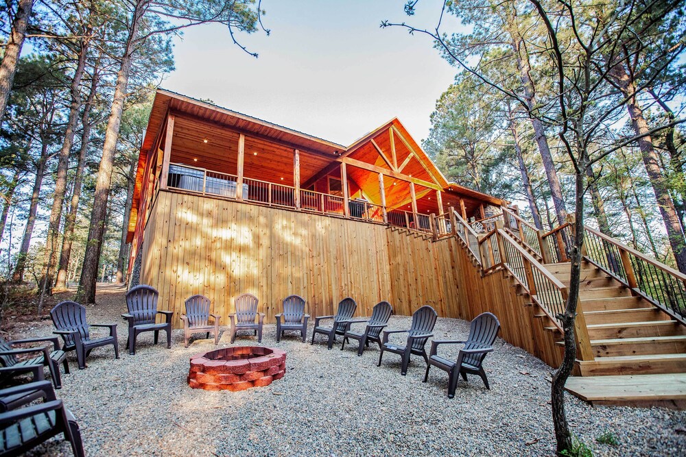 Luxury Broken Bow Cabin w/ Hot Tub < 4 Mi to Lake! view 3
