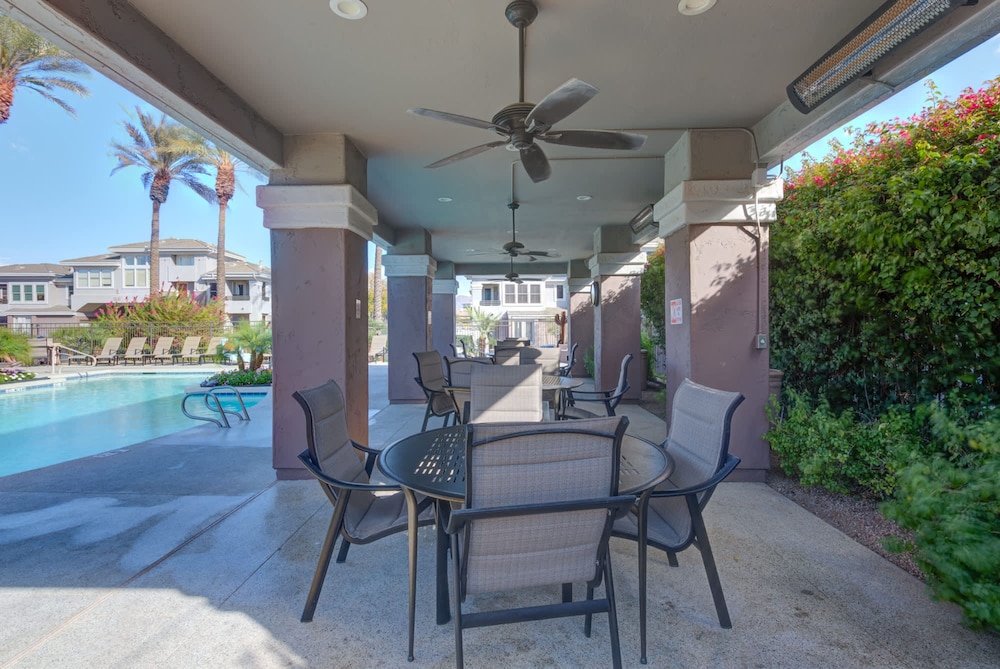 Lux Scottsdale Condo Overlooks 9th Hole Near Golf