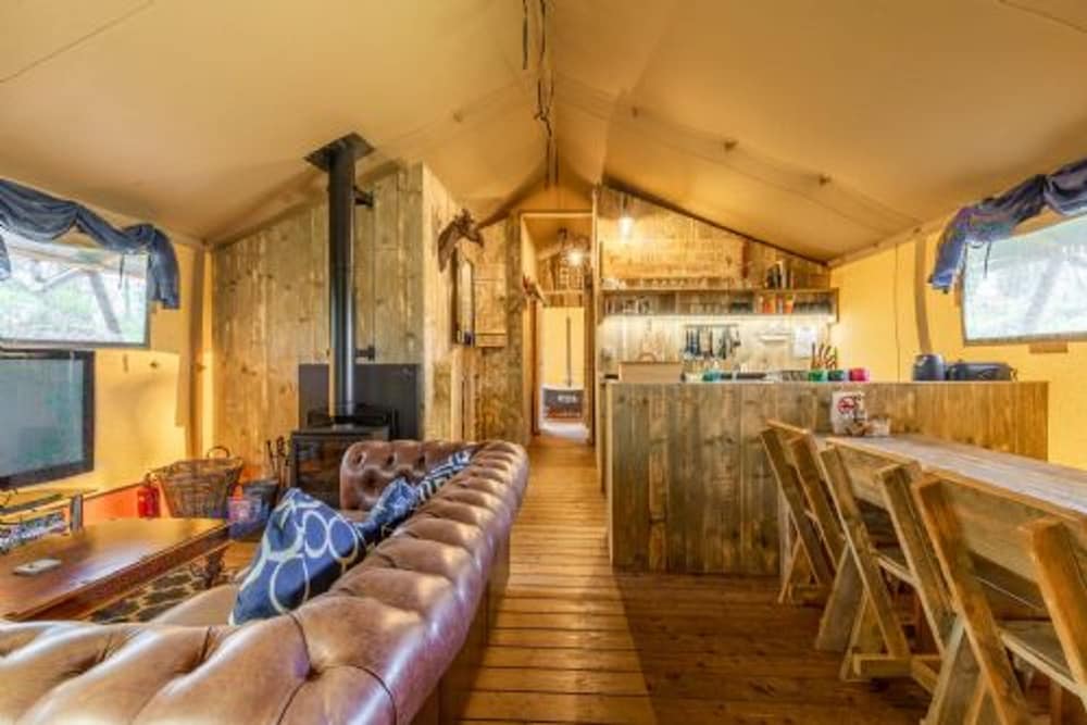 Host Stay Giraffe Enclosure