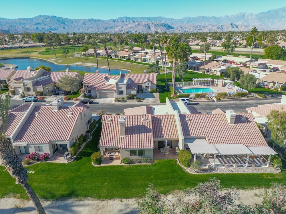 Charming Condo With Golf Course View