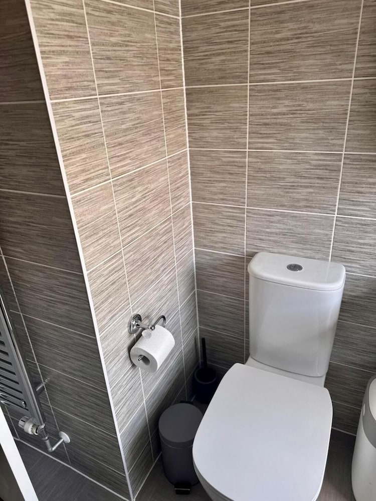 High END Spacious 4 Bed House - Free Parking