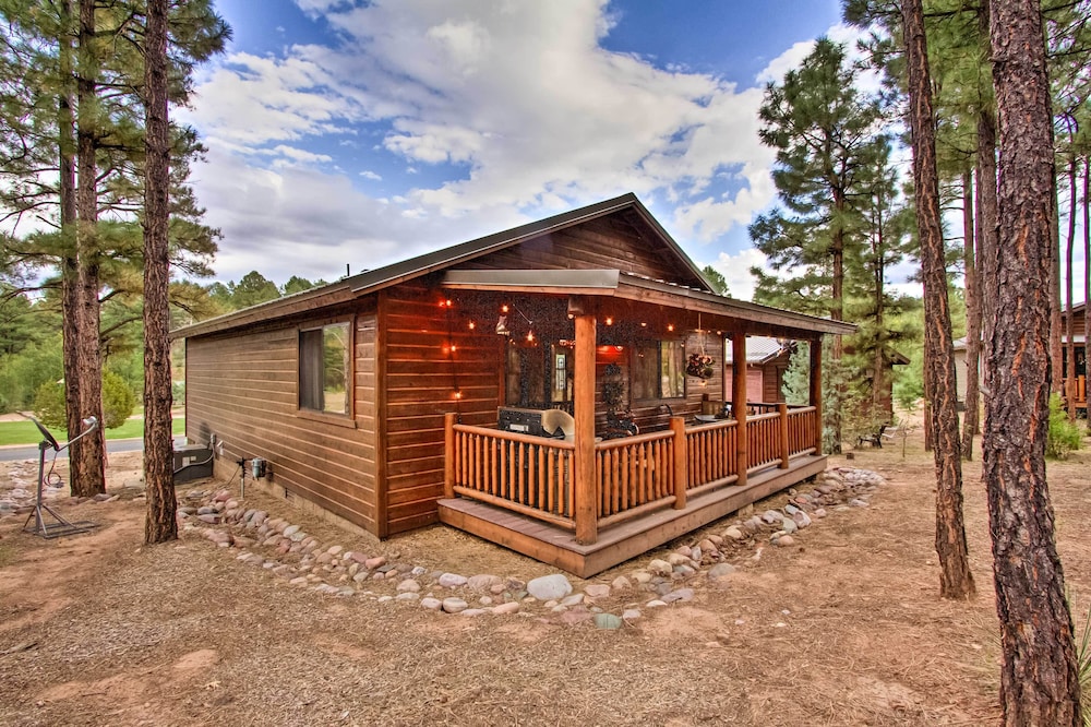 3 Mi to Fool Hollow Lake: Romantic Show Low Cabin view 3