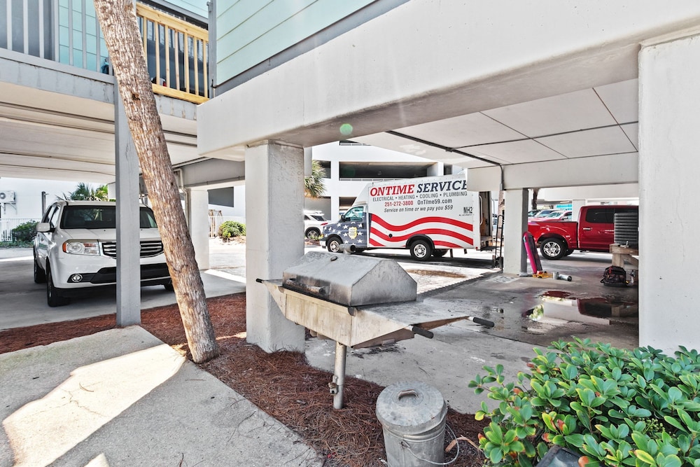 2BR Condo Beach Access Pool and Walk to Hangout