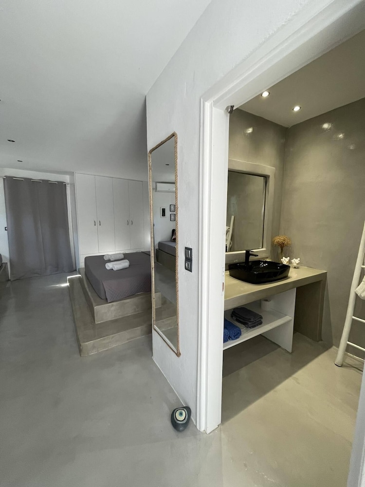 Zoumis Residence