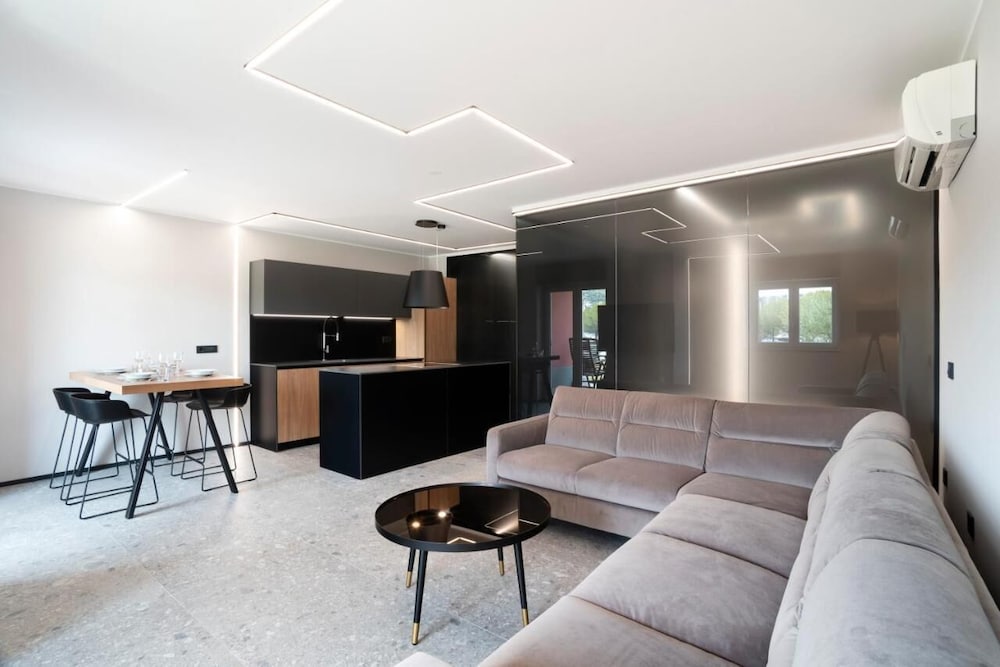 Marina Apartment with Terrace Burin 100