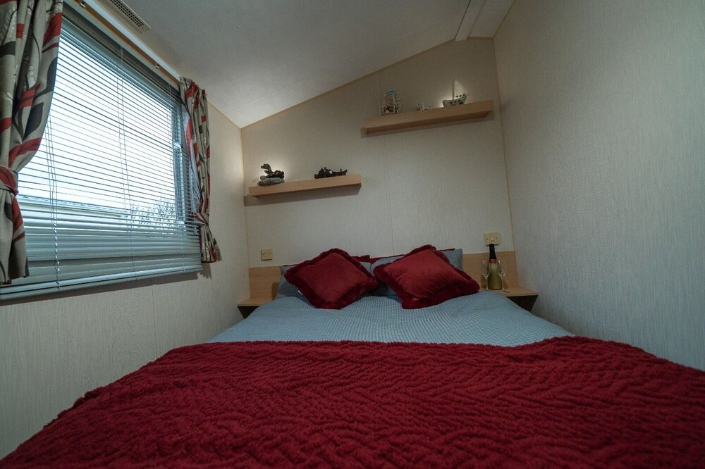 Inviting 3-bed Caravan on Sand Le Mere, Tunstall view 4