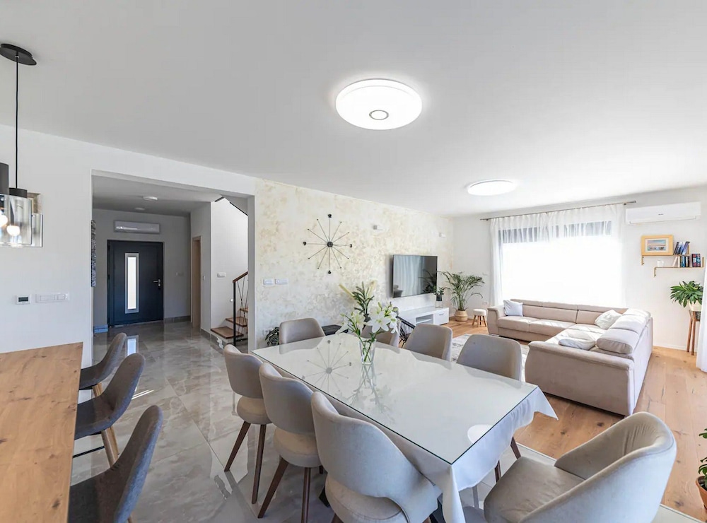 Luxurious Sanctuary Villa Primorski Dolac With Pool