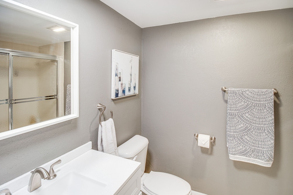 Stylish Fort Myers Condo ~ 2 Mi to Beaches! view 5