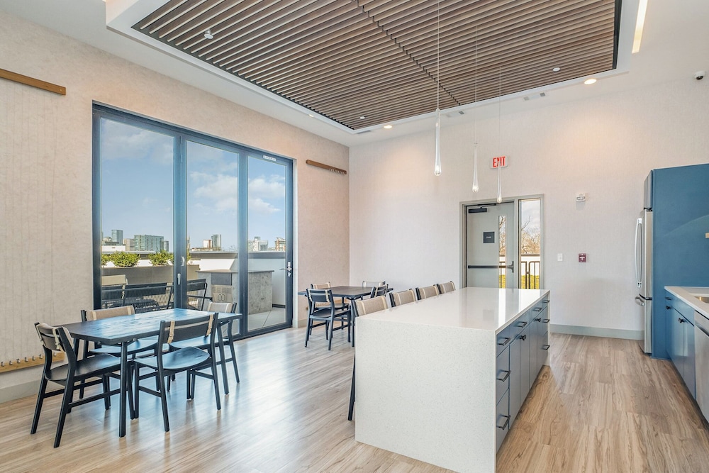 Treble Maker -rooftop Lounge - Pool - In Music Row