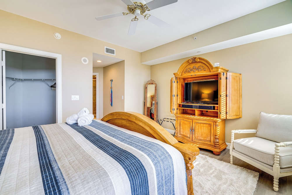Walk to Marina + Restaurants: Cape Coral Escape!