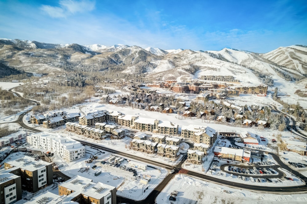 Blackstone Skier Bliss With Private Hot Tub! 3676 3 Bedroom Townhouse by RedAwning view 5