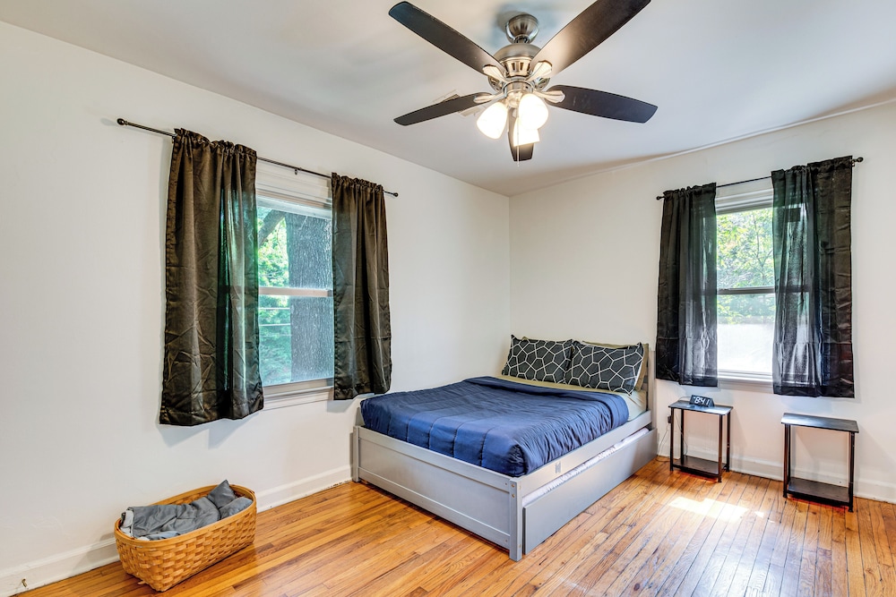 Walk to Golf: Cozy Home w/ Lush Yard in Atlanta!