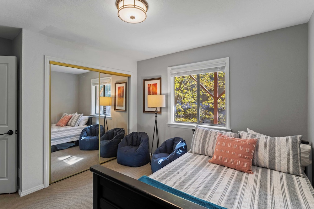 5bdr Stay w/ Fireplace, Game Room & Family-friendly Amenities Arrowhead Chalet by Avantstay