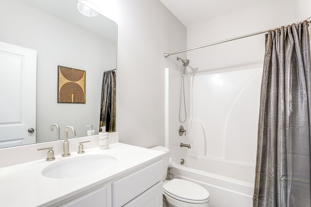 7 Mi to Dtwn: Sleek Retreat in Atlanta!