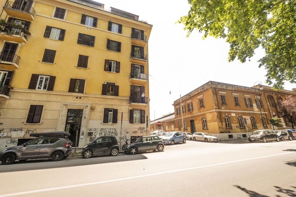 Testaccio Luminous and Large Apartment