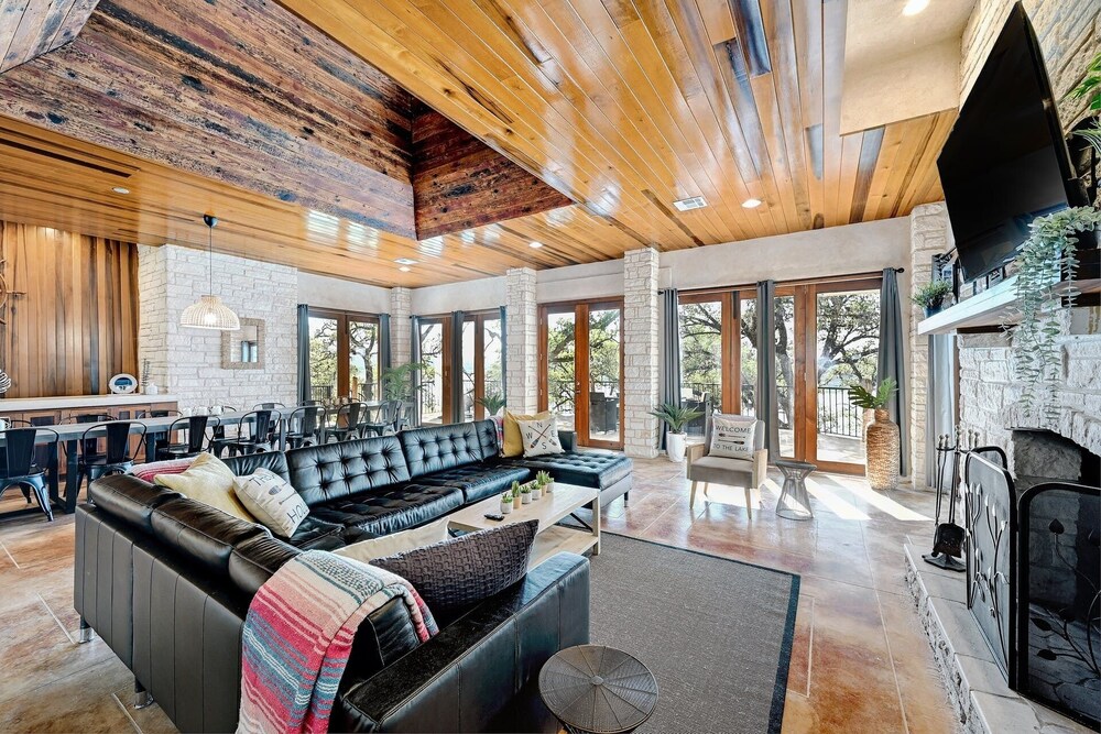Luxury Lakefront Escape on Lake Travis