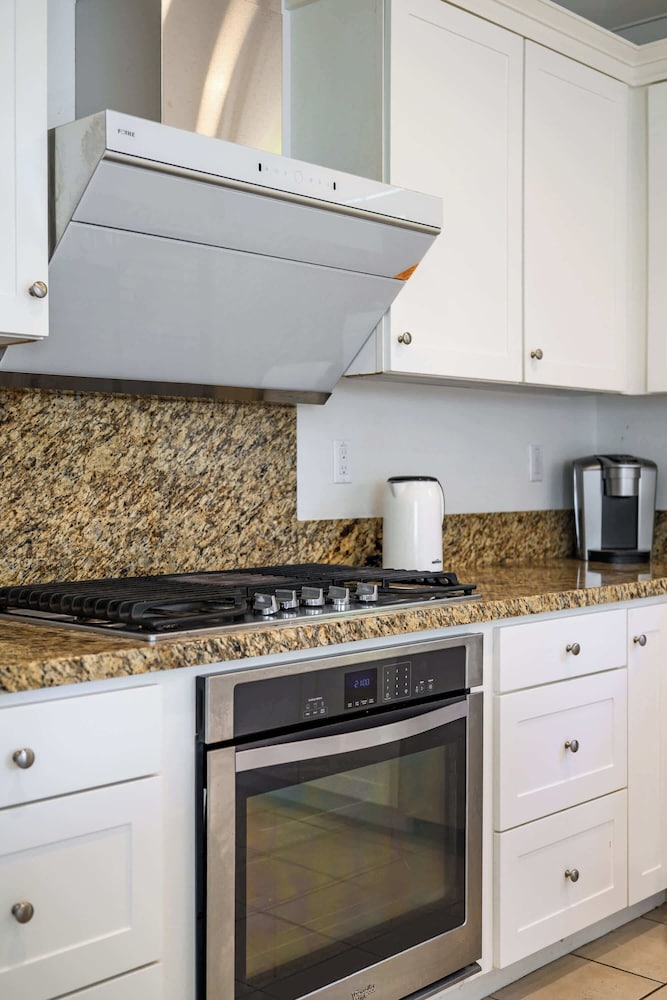 Stylish 3BR Irvine Oasis Family Friendly w Garage