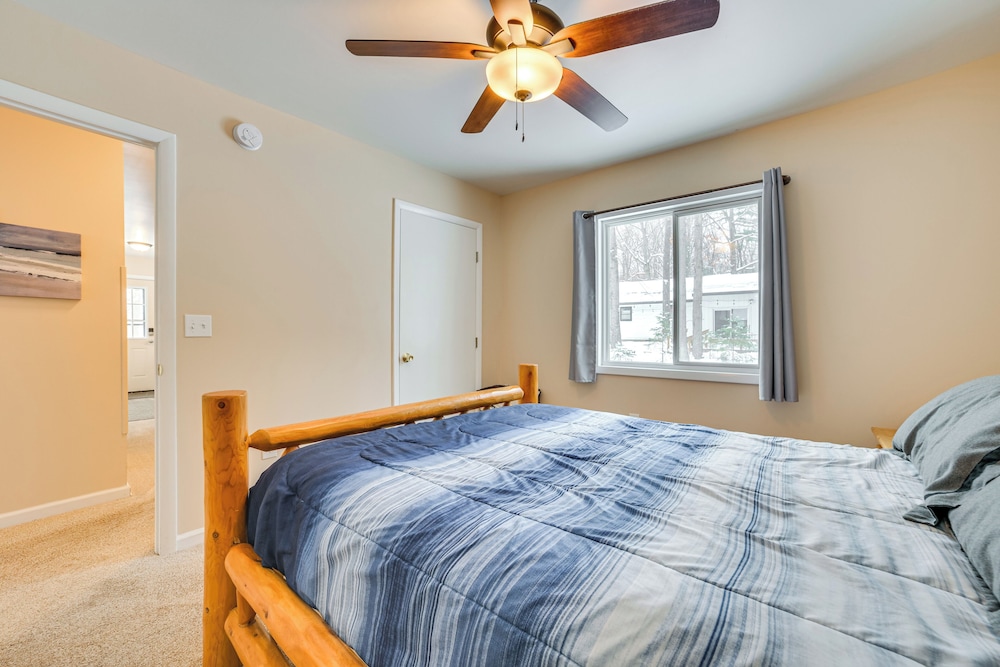2 Blocks to Higgins Lake: Pet-friendly Family Home