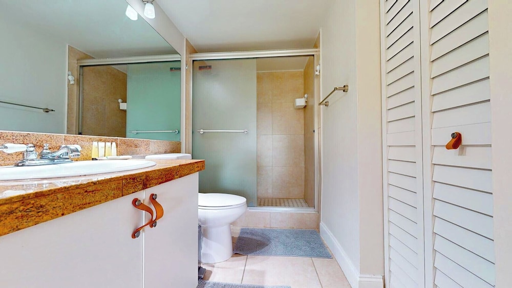 Lux Condo at Yacht Club 10min from Beach
