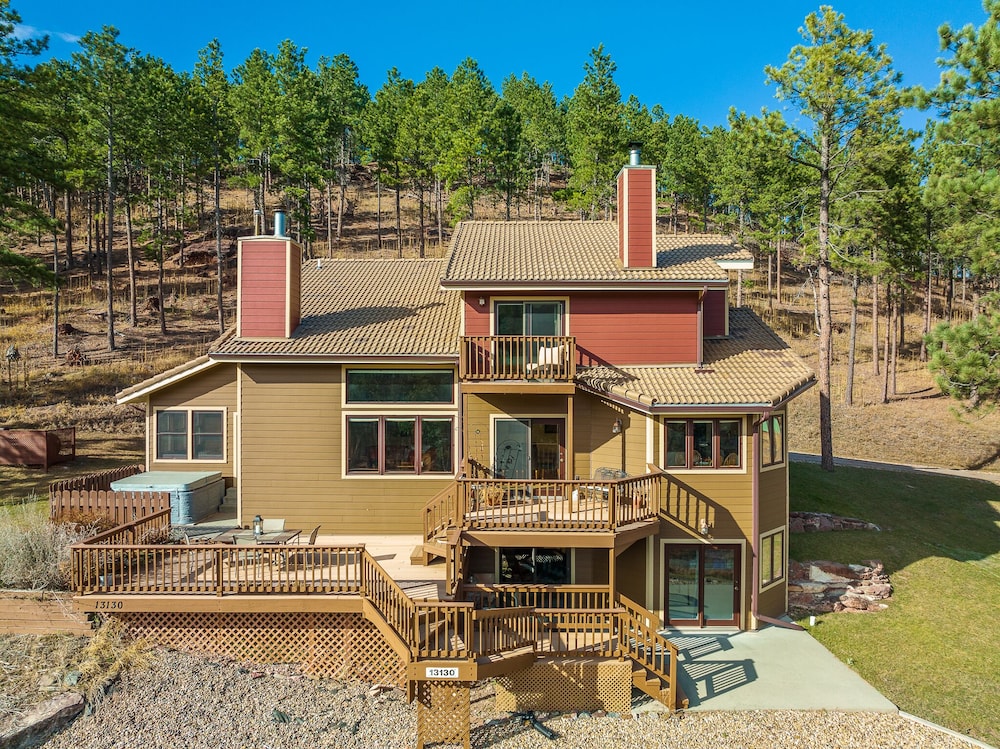 Peaceful Pines 5 BR Home with Jacuzzi