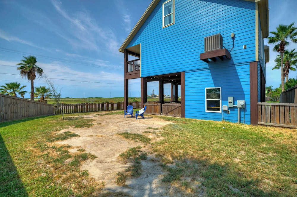 Sleeps 22 2 Homes w/ Private Pool, Game Room, Nature Views 7 BDR Avantstay