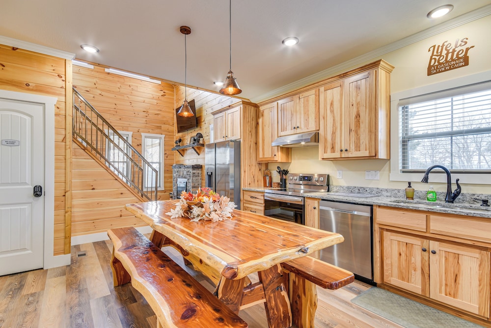 Covered Porch & Fire Pit: Cabin in Richland