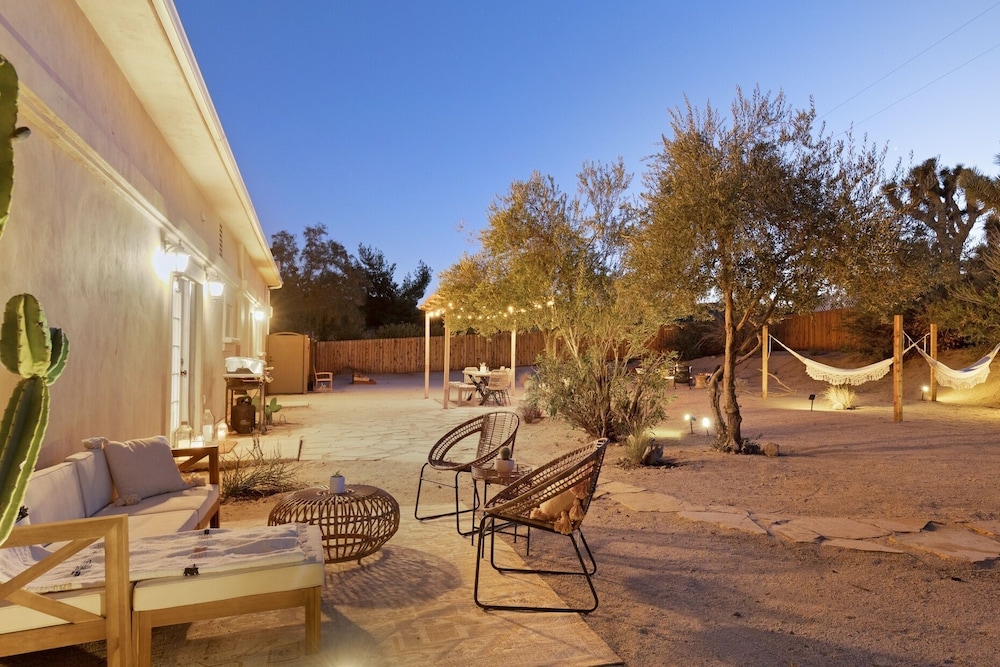 Casa Amarilla- Hot Tub,firepit,bbq &fantastic Yard For Families 4 Bedroom Home by RedAwning