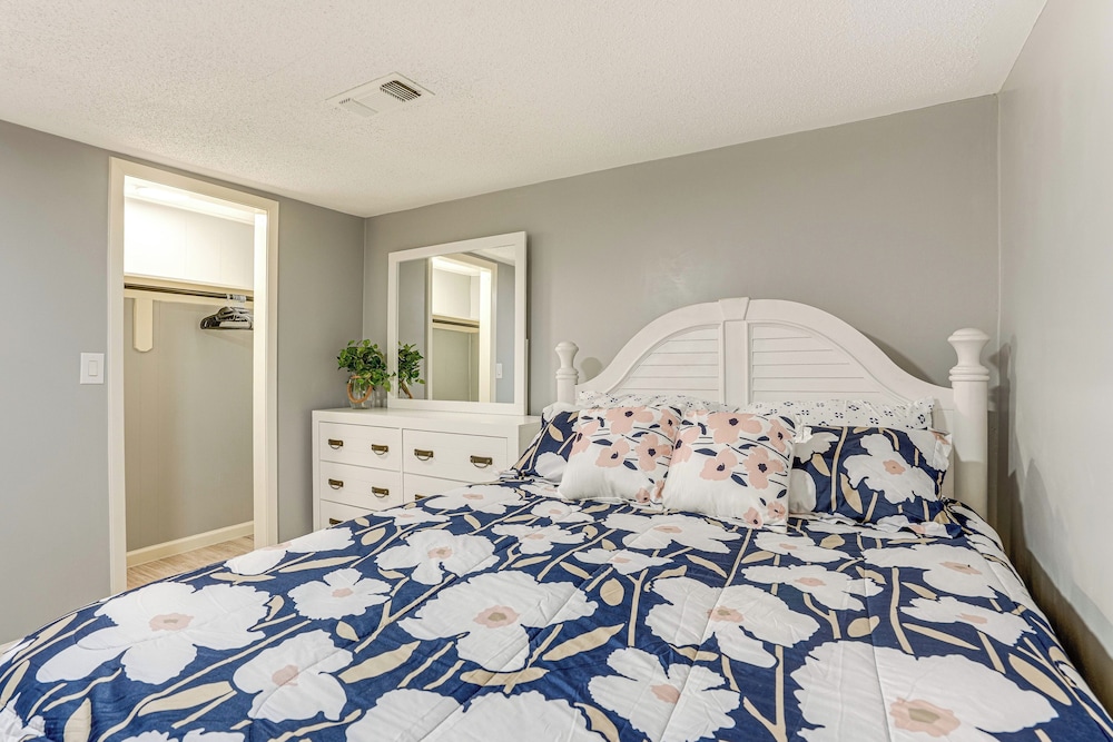Hot Tub & Fenced Yard: Dog-friendly Gem in Denison