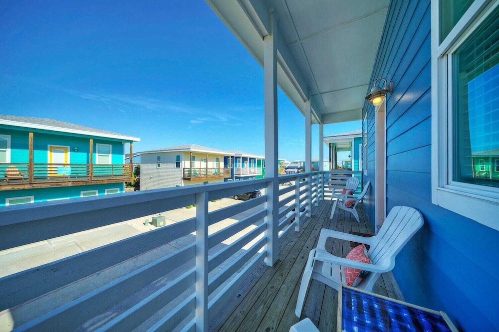 Sleeps 24, 2 Homes 2blocks to the Beach, Pool, Game Room, Patio w/ Outdoor Bar