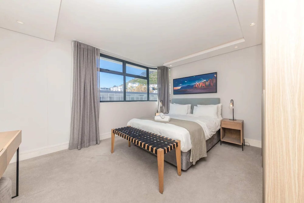 Modern and Bright 1BD APT in Sunny Sea Point view 3