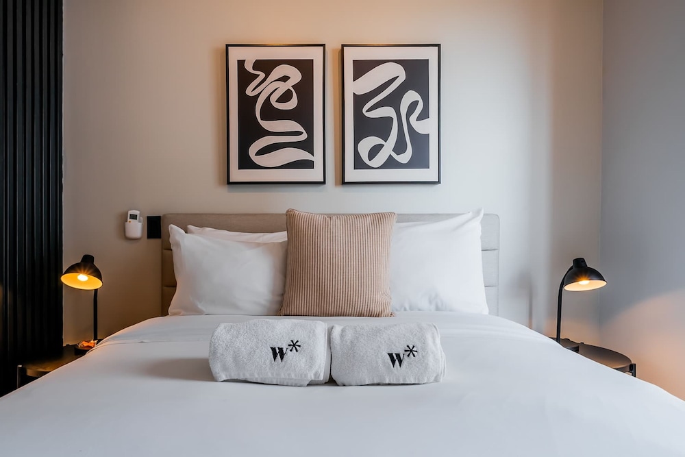 w Stunning 2BR w Great Deco in Centriqo