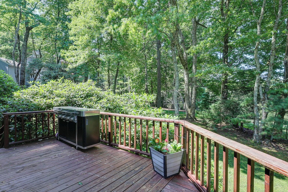 Golf, Hike & Explore: Blue Ridge Mtn Haven w/ Deck
