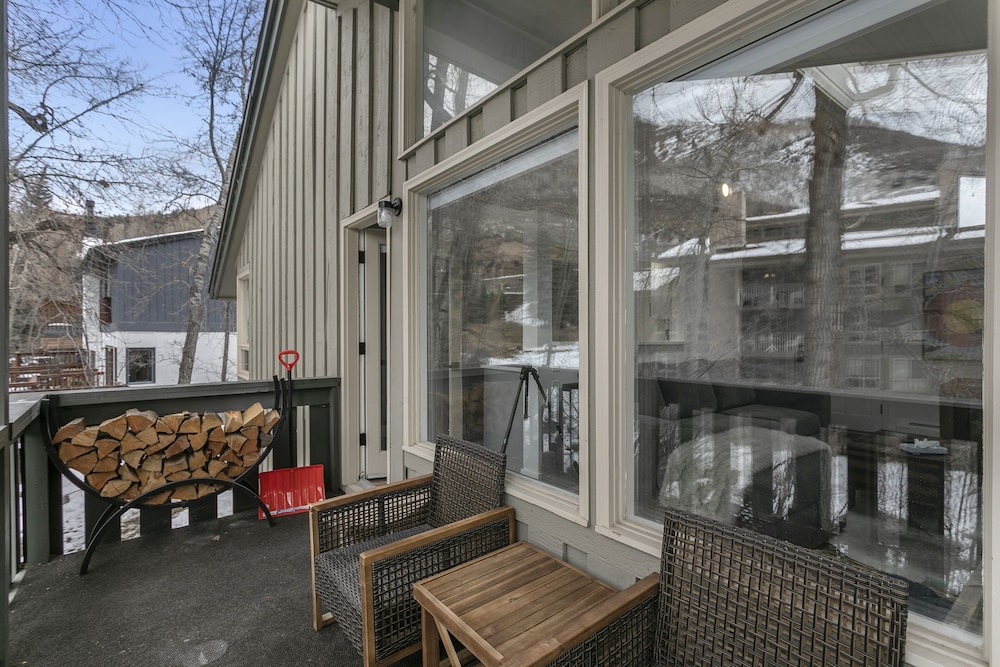 929 Red Sandstone 3 Bedroom Condo