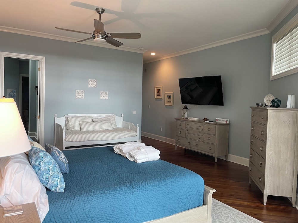 Luxury, Stunning 6 Bedroom Home with Saltwater Pool on the Beach
