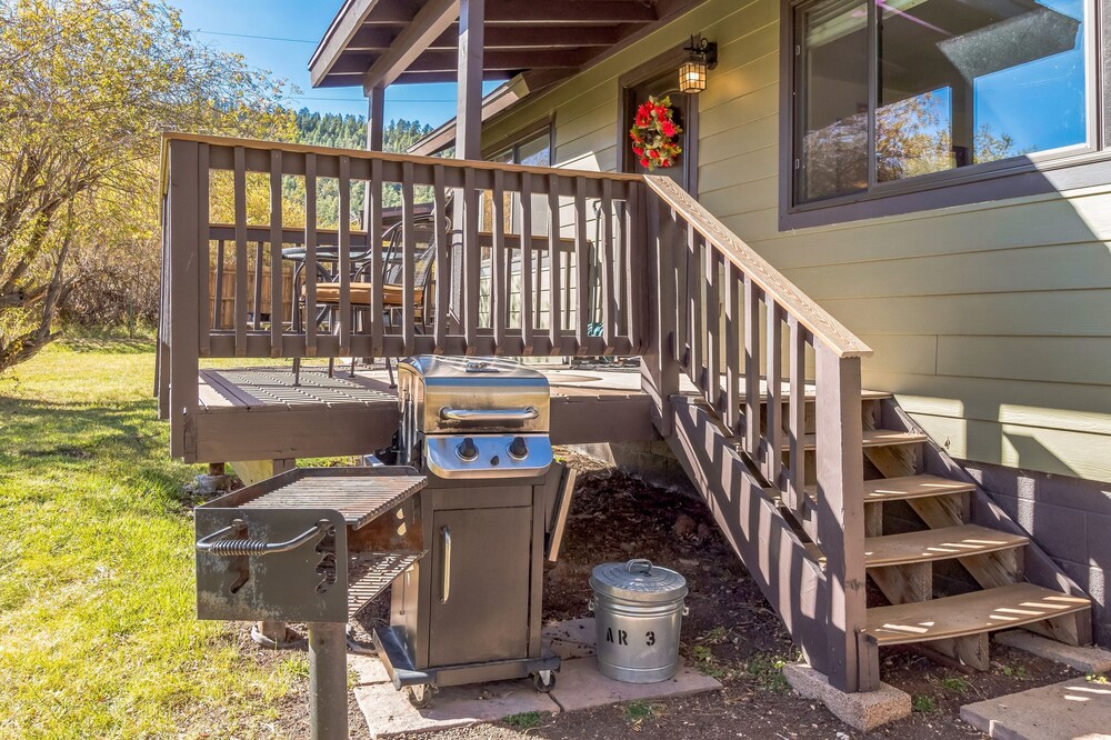 Cozy Cabin Retreat With Scenic Views 2 Bedroom Cabin