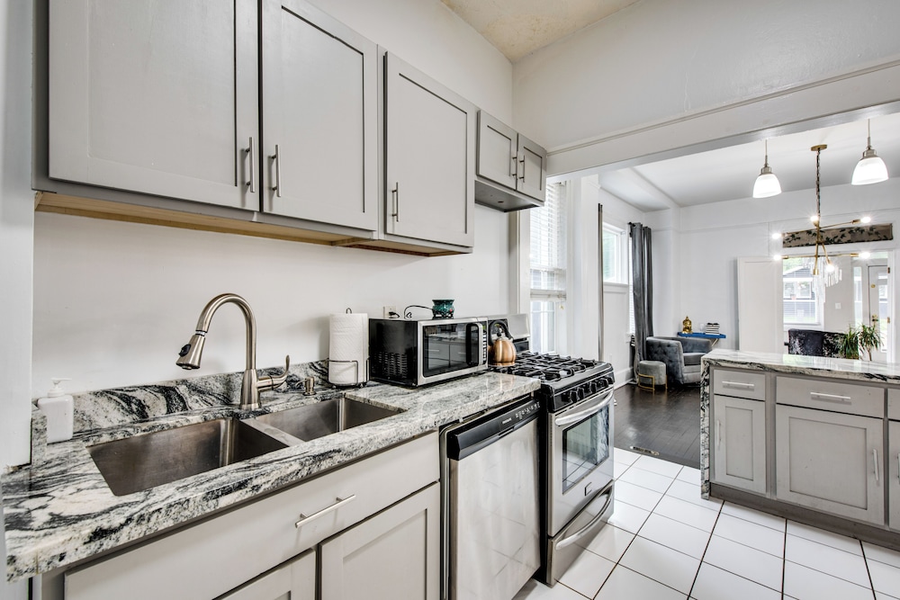 Renovated ATL Home 2 Mi to Mercedes-benz Stadium!